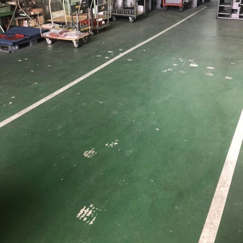 床のペンキ塗り