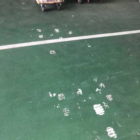 床のペンキ塗り