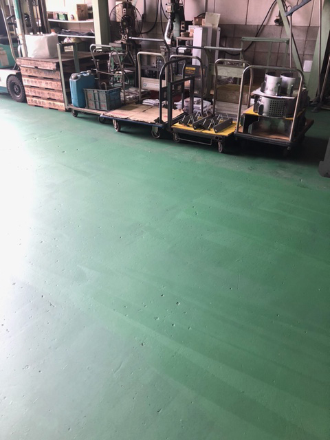 床のペンキ塗り