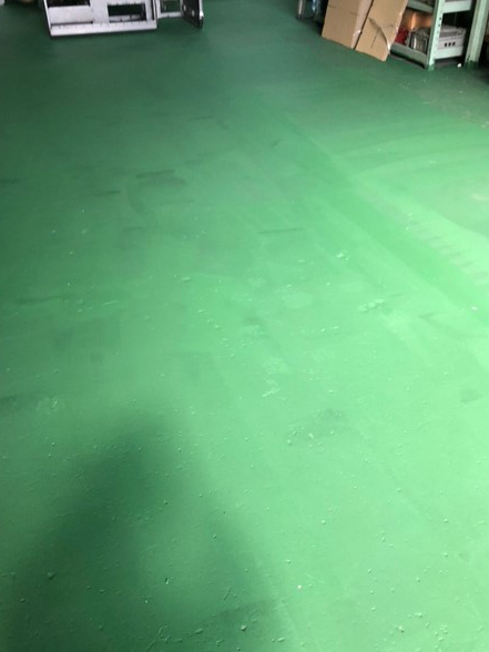 床のペンキ塗り