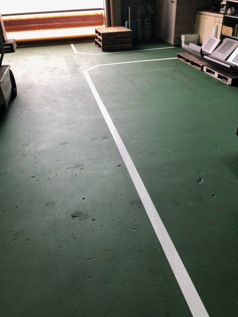 床のペンキ塗り