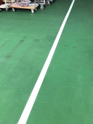 床のペンキ塗り