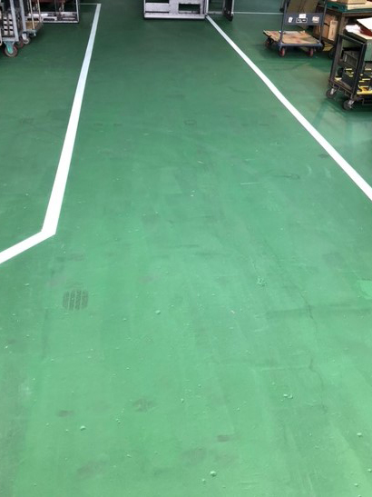 床のペンキ塗り