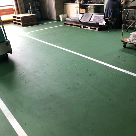 床のペンキ塗り